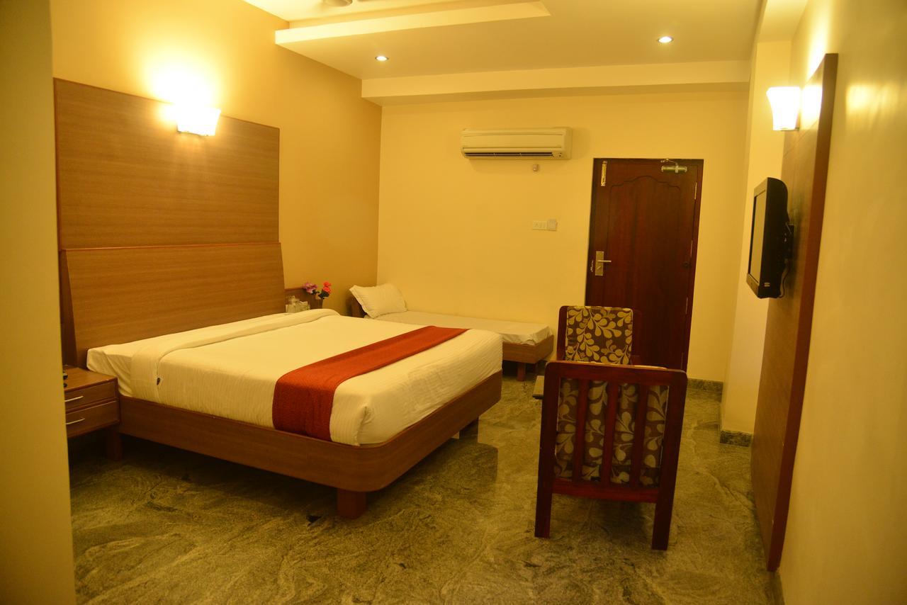 Sri Balaji Hotels Tiruchengodu Exterior photo