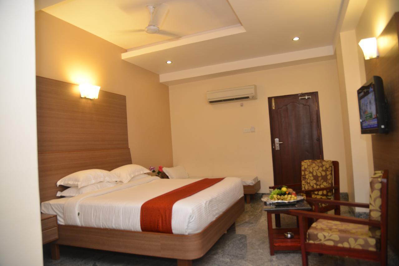 Sri Balaji Hotels Tiruchengodu Exterior photo